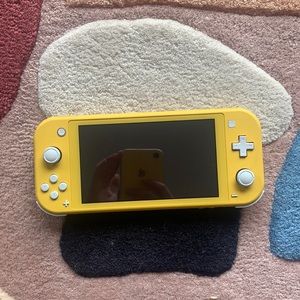 Excellent used condition, w/ memory card & charger Yellow Nintendo switch lite